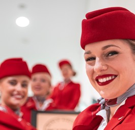Flugbegleiterinnen von Austrian Airlines: Sie fliegen künftig auch nach Montreal.