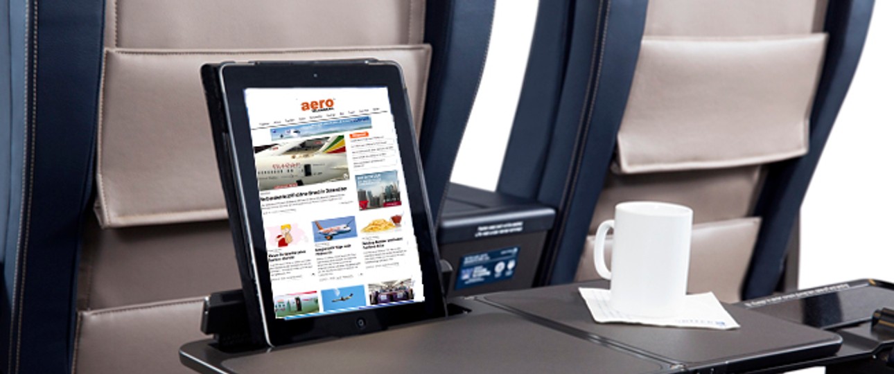 Ein patentierter Klapptisch mit integrierter Tablet-PC-Halterung ist Teil des neuen United-Airlines-Sitzes in der Kurzstrecken-Business-Class (First). Das soll es dem Passagier möglich machen, Speisen und Getränke zu genießen und zugleich den PC zu nutzen.