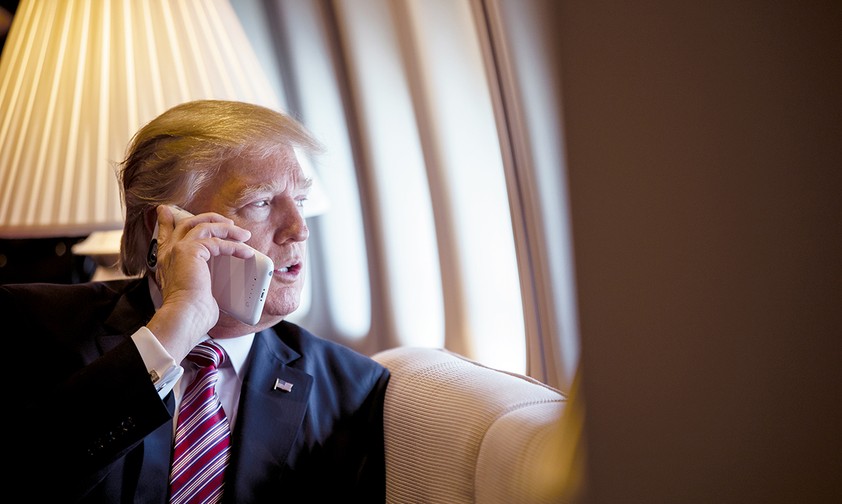 Zudem wünscht sich der Präsident ein größeres Bett in der Air Force One.