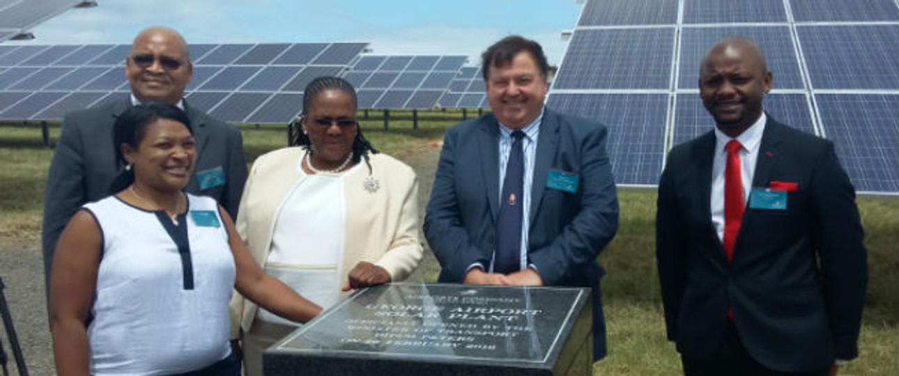 Verkehrsministerin Elizabeth Dipuo Peters (Dritte von rechts): Stolz auf die Solaranlage am George Airport.