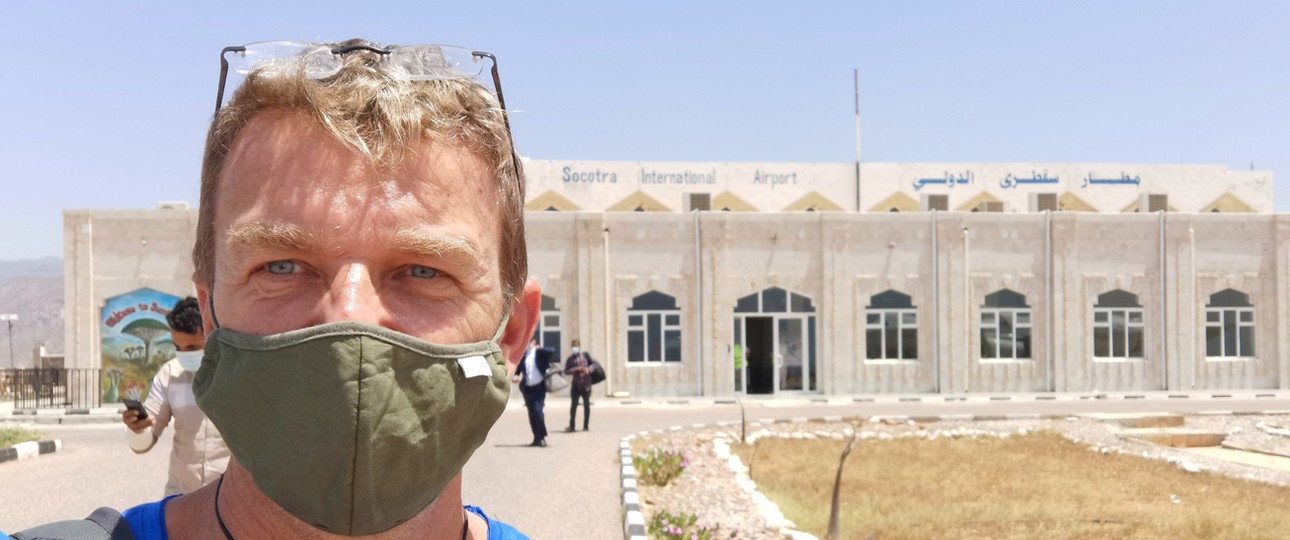 Gunther Pitterka auf dem Flughafen der Insel <span class="mw-page-title-main">Socotra in Jemen.</span>