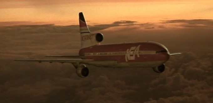 Überhaupt wimmelt es in «Die Hard 2 » von Fliegern, schließlich handelt der Streifen an einem Flughafen. So kommt etwa auch eine Lockheed L-1011 Tristar von Northeastern Airlines vor.