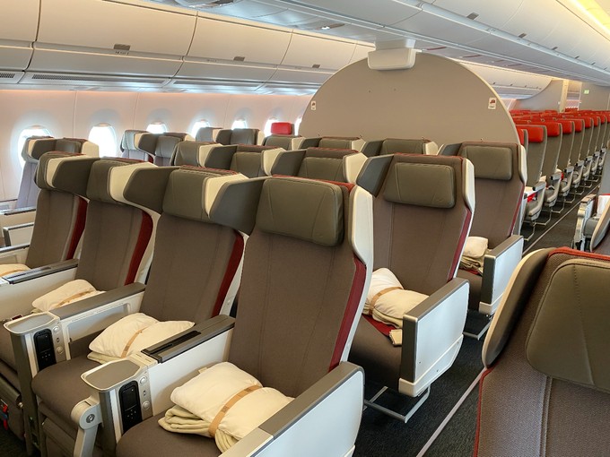 Die Premium Economy Class hat jetzt 28 statt 24 Sitze. Und  diese ...