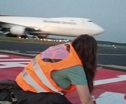 Bild von einer der Aktionen: Festgeklebt auf Rollwegen.