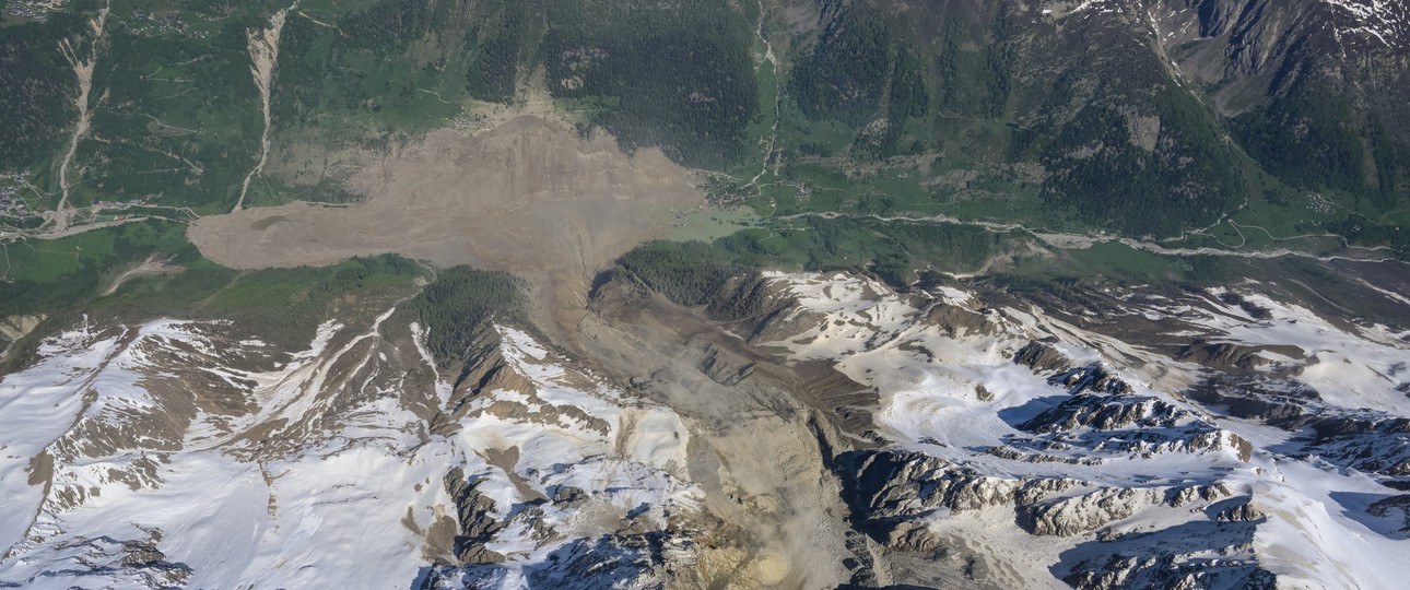 Blick aus der Twin Otter auf Blatte: WO ein Dorf war, ist jetzt nichts mehr.