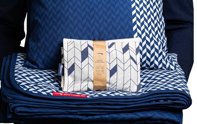 ... sowie neue Decken, Kissen und Amenity Kits.