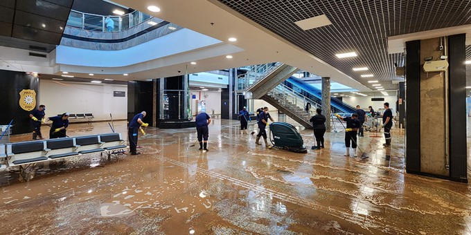 Das Terminal wurde bis Ende Juni gesäubert. Ein Bild vor der Reinigung...