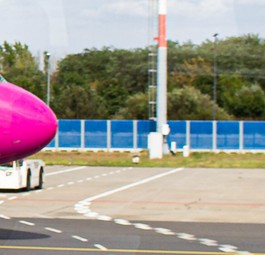 Pilot mit Maske: Günstige Tickets gegen Misstrauen.