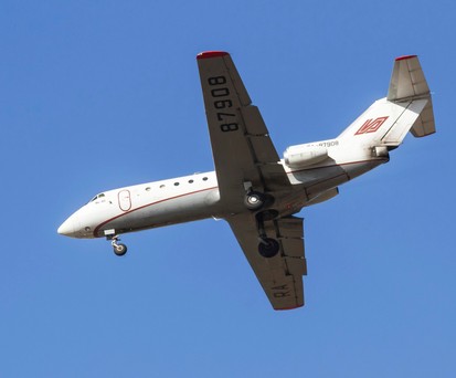 Yakovlev Yak-40 im Flug: Ein solches Flugzeug wollte mit offener Tür starten.