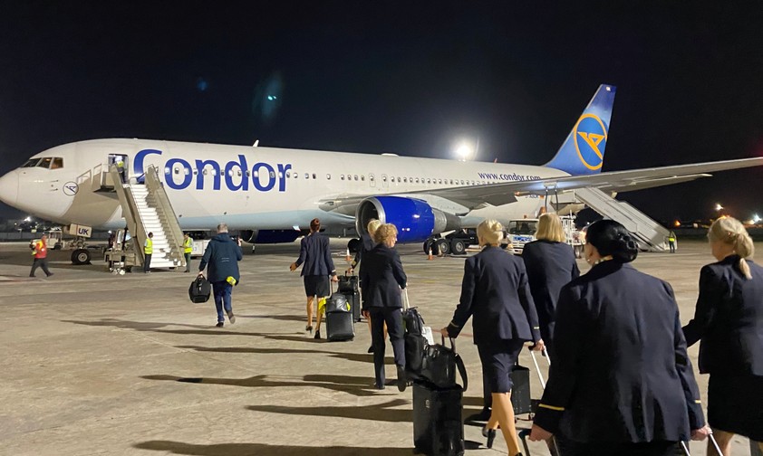 Condors letzter Passagierflug mit einer Boeing 767: Die Crew geht in Havanna zum Flieger mit dem Kennzeichen D-ABUK.