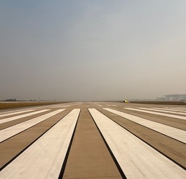 Blick auf die Piste 10/28 des Flughafens Noida.