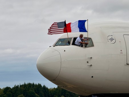 Kapitän Jim Butterworth befestigt Flagge der USA und Frankreichs außen am Cockpit: Flug mit Veteranen in die Normandie.