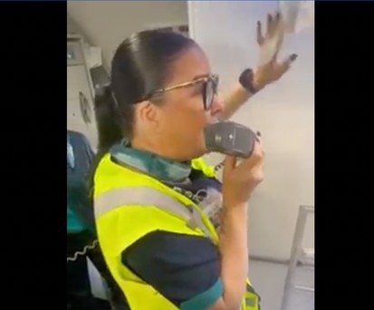 Flugbegleiterin bei der Durchsage: Die Lehrerin freute sich danach sichtlich.