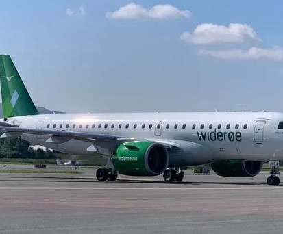 Embraer E190 von Wideroe: Mit diesem Flugzeugtyp wurden die Russinnen und Russen Richtung Heim geflogen.  