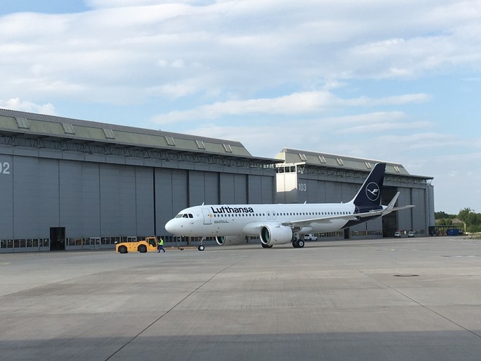 Das ist der erste A320 Neo von Lufthansa mit der neuen Lackierung.