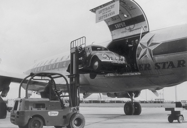 Hilfe vom Gabelstapler: Ein VW Käfer wird in einen Lockheed L-1649A Starliner, bei Lufthansa «Super Star» genannt, verladen.