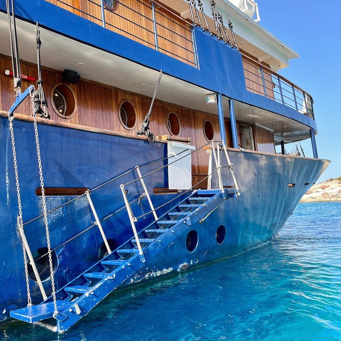 MS Galileo über die Gangway zum Baden