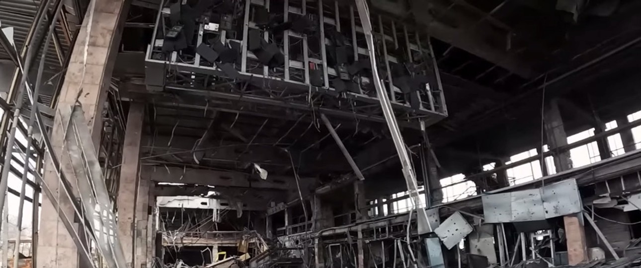 Blick in die zerstörte Check-in-Halle am Flughafen Kherson.