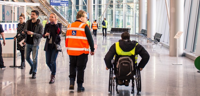 Dem Flughafen ist es sehr wichtig, dass sich alle Fluggäste im Neubau gut zurecht finden. Körperlich behinderte Person waren zum Test genauso eingeladen...