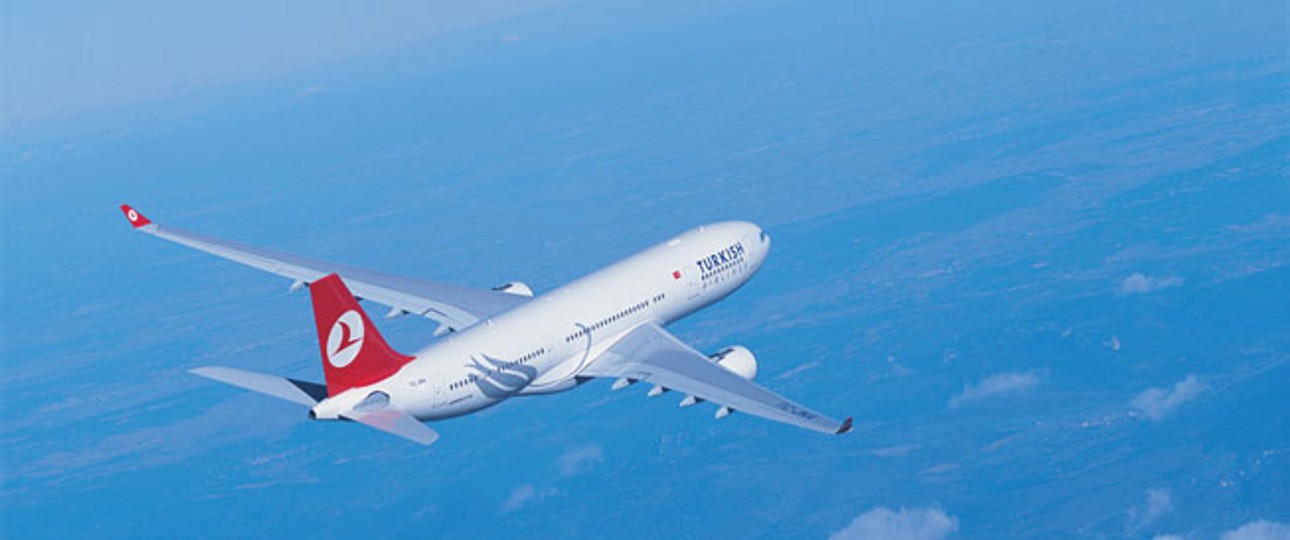 Turkish Airlines will Istanbul zum Mega-Drehkreuz ausbauen und zeigt sich großzügig: Wer länger als zehn Stunden auf seinen Anschlussflug warten muss, bekommt ein Hotelzimmer gestellt – und hat die Chance, Istanbul zu erkunden.