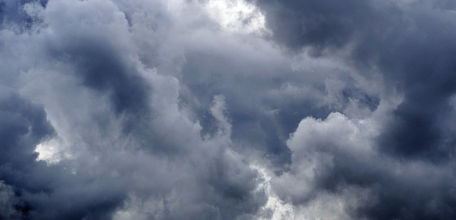 Regenwolken: Ein Gewitter fegte heftig über Delhi.