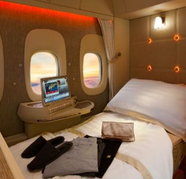 So sieht die First-Class-Suite aus, wenn es der Sitz zum Bett gemacht wird.