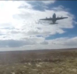 Flugzeugfracht fällt auf Kamera