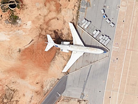 Die verlassene Boieng 727-100 am Flughafen Faro: Das Flugzeug landete am Airport am 11. April 2007.