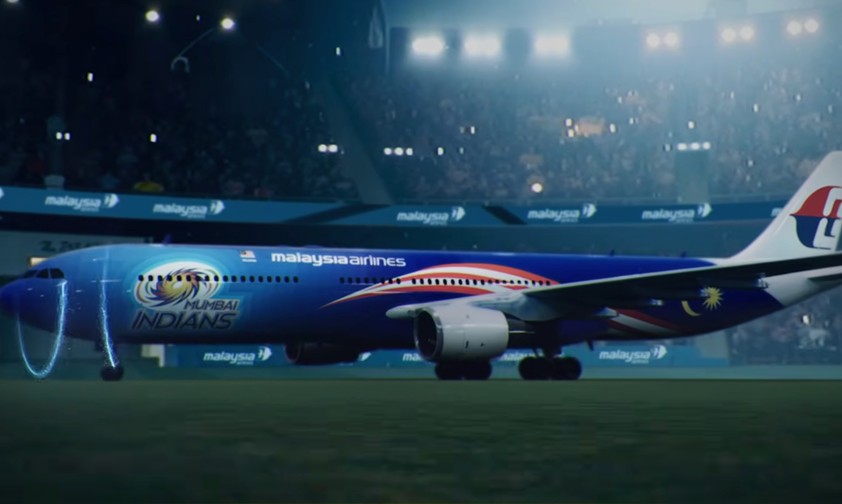 Bild aus dem Vorstellungsvideo von Malaysia Airlines: Flugzeug zu Ehren der Mumbai Indians.