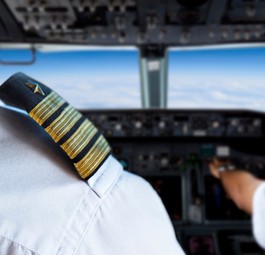 Piloten in einem Cockpit: In den USA steht ein Fake-Pilot vor Gericht.