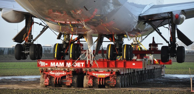 Dabei ist gut zu sehen, wie die Maschine auf dem Spezialtransporter der Firma Mammoet befestigt ist