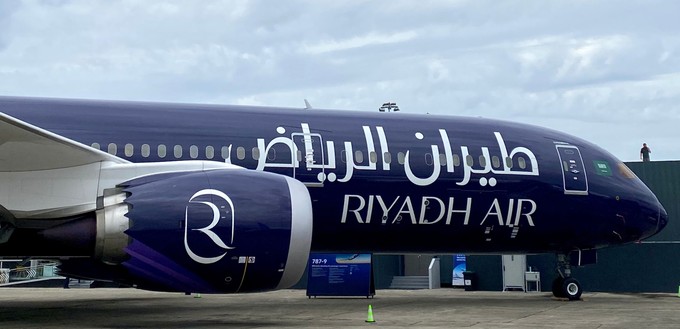 Das erste Flugzeug in einer Lackierung von Riyadh Air, hier bei der Paris Air Show: Das Logo ist auf den Triebwerken ...