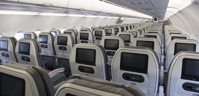 Die Kabine des neuen A321 kommt viel heller und frischer daher. Das Blau der Sitze ist einem Grau gewichen. Zudem gibt es ein persönliches Unterhaltungssystem.
