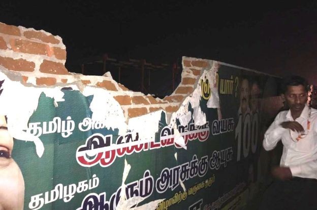 Das Fahrwerk durchbrach eine Mauer.