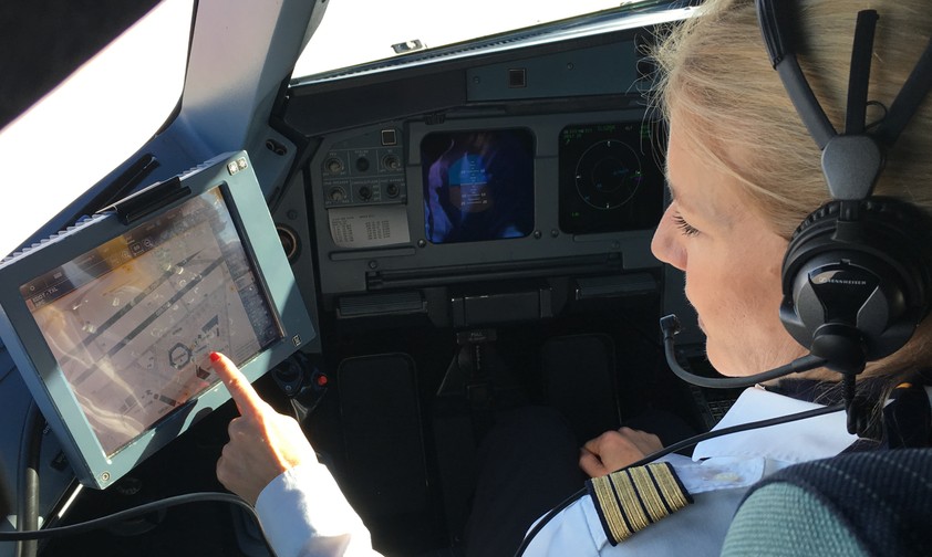 Pilotin im Lufthansa-Cockpit: Die Gehälter steigen.