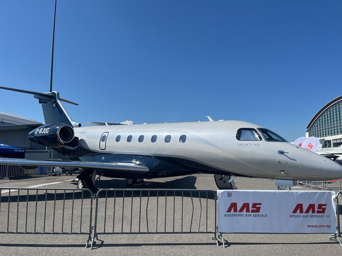 Neben Travelcoup ist mit der Embraer Legacy 500 von AAS in Friedrichshafen.