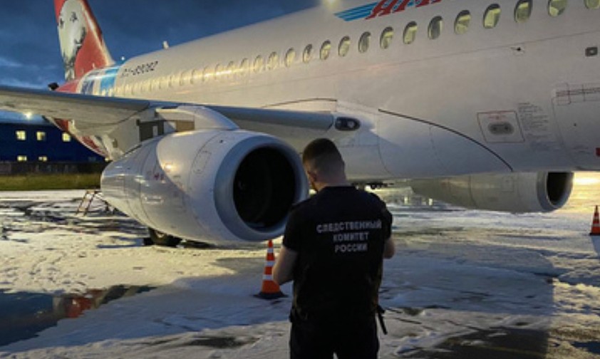 Feuerwehr setzt Superjet unter Wasser, der gar nicht brennt