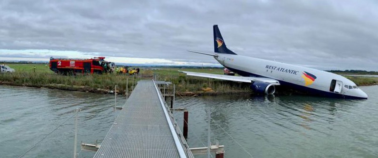 Boeing 737-400 von West Atlantic: Nach der Landung im See gelandet.