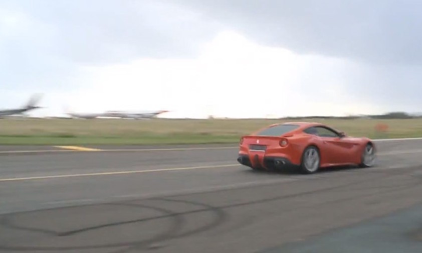 Ferrari auf dem Rollfeld: Lahme Ente gegen den Jet