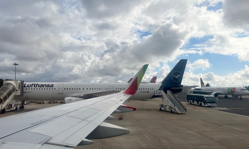Lufthansa-Flugzeug am Flughafen Lissabon: Lufthansa Group steigt bei TAP ein.