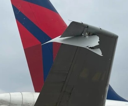 Schaden am Flieger: Menschen wurden zum Glück nicht verletzt.