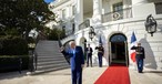 US-Präsident Donald Trump vor dem Weißen Haus (hier beim französischen Staatsbesuch): Der Luftraum darüber ist gesperrt.