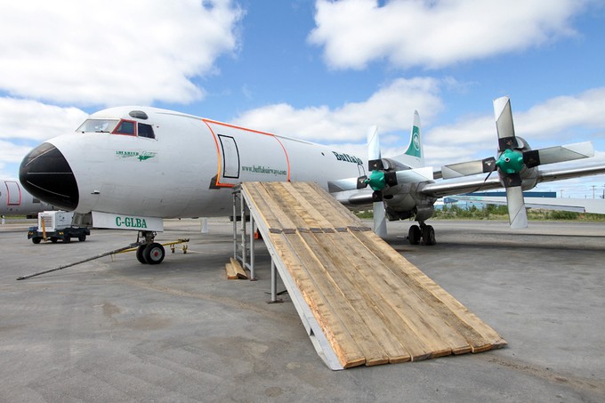 Oder diese Lockheed L-188 Electra.