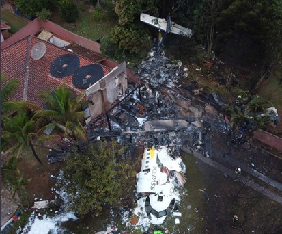 Das Wrack der PS-VPB: Die ATR 72 stürzte in eine Wohnsiedlung.