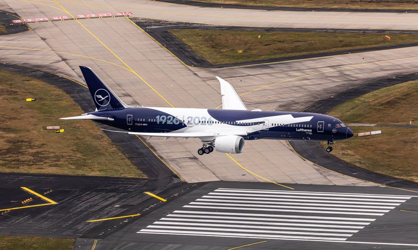 Die Boeing 787-9 von Lufthansa mit der 100-Jahre-Sonderlackierung: Die D-ABPU spielt am 6. April Luft Hansa.