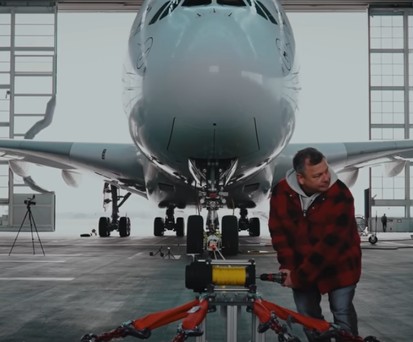 Airbus A380 von Lufthansa: Der Superjumbo wurde von einem Akkuschrauber gezogen.