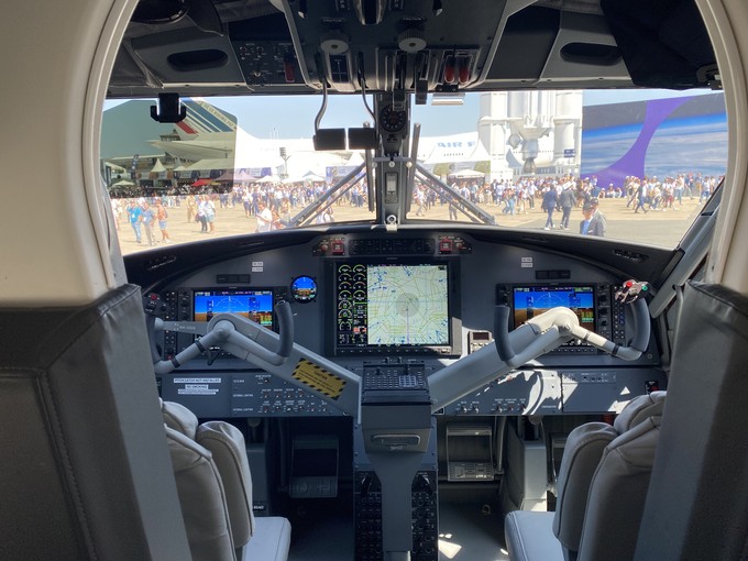 ... Cockpit. Hier ist ...