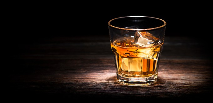 Sehen Sie, was Air New Zealand im Jahr 2022 an ihre Fluggäste ausschenkte, präsentiert mit Symbolbildern: 5341 Liter Whiskey.