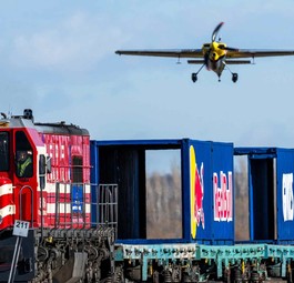 Flugzeug auf Zug: Waghalsiges Manöver.