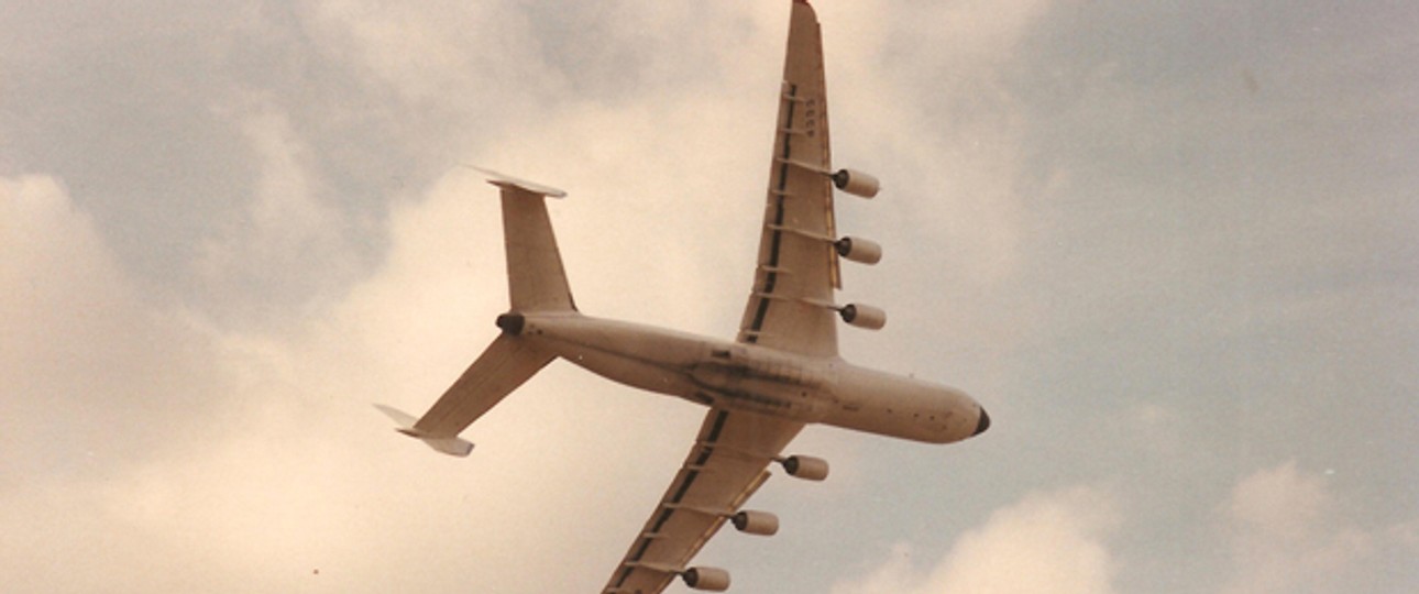 Bei der Länge gewinnt die Antonow An225 klar. Der Airbus A380 misst 72,3 Meter, die An225 85,3 Meter. Auch bei der Spannweite liegt das Flugzeug aus der Ukraine vorne: 88,4 gegenüber 79,8 Meter.